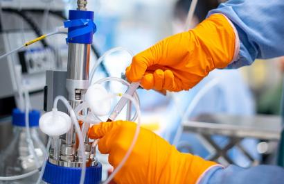 Animal cell cultivation bioprocess for the production of biopharmaceuticals supported by smart tools. Image by KTH. Animal cell cultivation bioprocess for the production of biopharmaceuticals supported by smart tools.. Image by KTH.